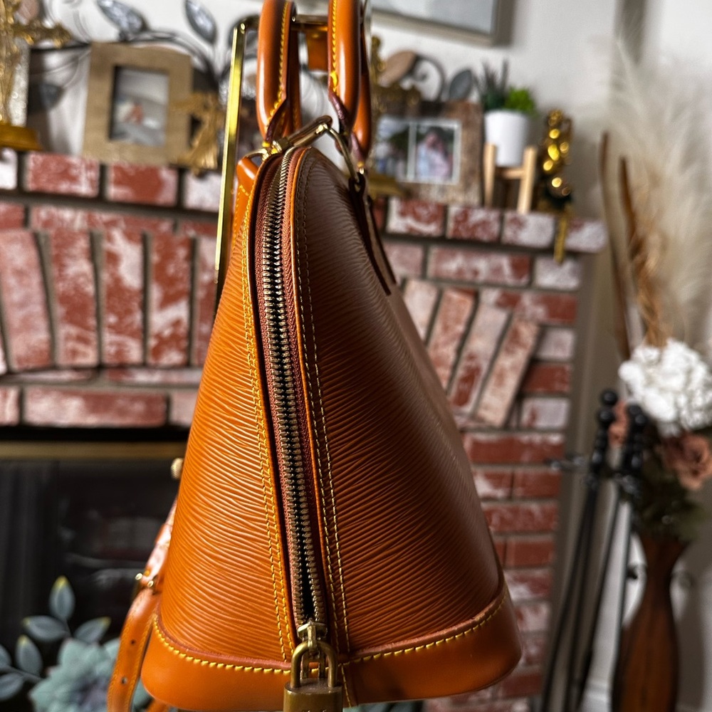 Louis Vuitton Alma PM Epi Leather Cognac w/‎ Strap & Lock(no key) - Picture 3 of 16